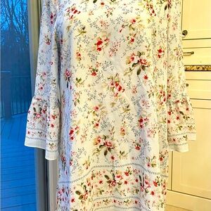 Tunic top with a soft floral print.Max studio size L, detailed 3/4 long sleeves.